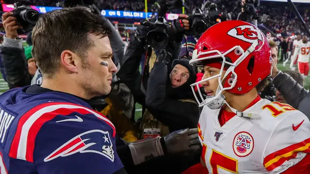 Brady & Mahomes Dominate Top 5 Football Card Sales — image from Sports Illustrated