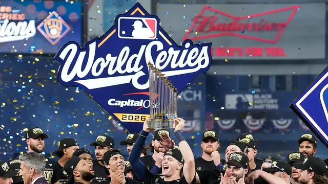 Topps Releasing Rare Parallel For World Series Set — image from Sports Illustrated