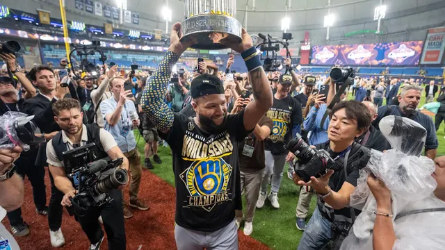 Topps celebrates Brewers' World Series win with rare card set — image from Yahoo Sports