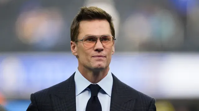 Tom Brady Brings New Card Store To Pittsburgh — image from Yahoo Sports