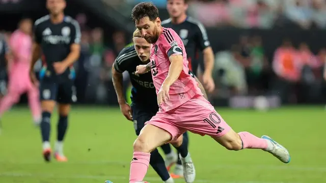 Lionel Messi Tops Baseball Legends for Top 5 Sports Card Sales of the Week — image from Yahoo Sports